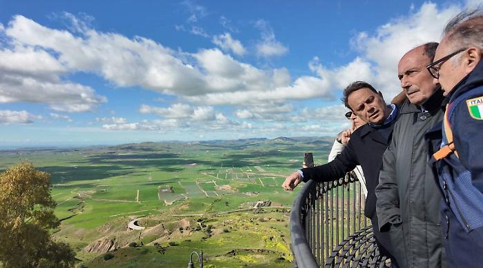 Frana a Niscemi, oltre 1.300 senza casa: Conti annuncia riattivazione del gas e aiuti immediati