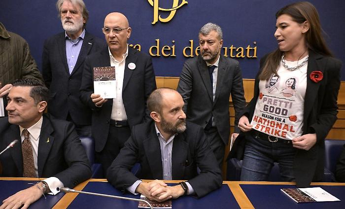 Montecitorio in apnea: tra Costituzione sventolata e cori partigiani, salta la conferenza sulla &ldquo;remigrazione&rdquo;