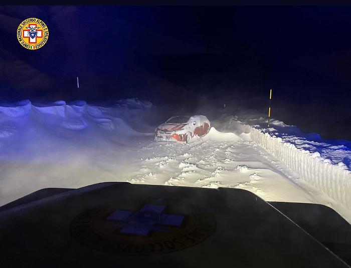 Etna, auto bloccate da neve e ghiaccio: salvati nella notte padre e figlia, sulla strada per il Rifugio Sapienza