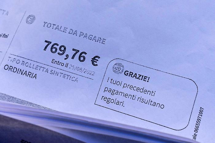 Caro energia, bollette alle stelle: in Italia in cinque anni rincari del 122%, in Spagna "solo" del 36%