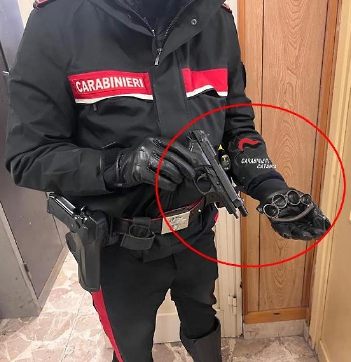 Corso Sicilia, nell'auto senza la targa anteriore nascondeva un tirapugni e una pistola scacciacani: denunciato un 24enne