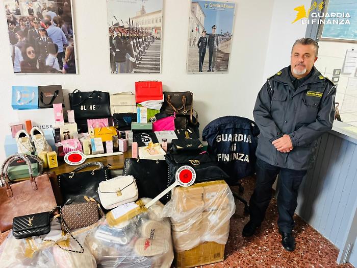 Vendevano merce contraffatta in diretta Facebook, le Fiamme gialle sequestrano 600 prodotti