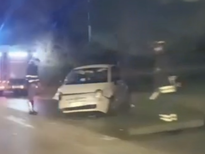 Grave incidente stradale a Vittoria, ferito il conducente di una Fiat 500 (video)