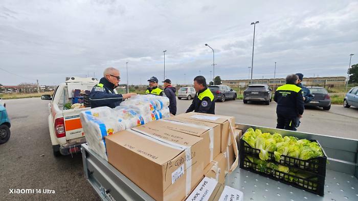 Comiso, un carico di beni alimentari per i cittadini di Niscemi