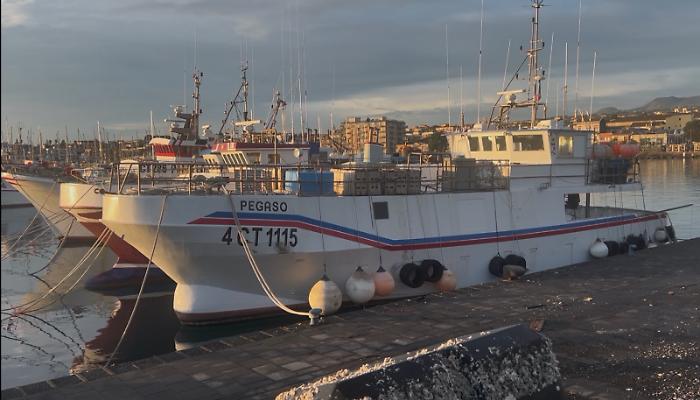 Deroga urgente per il primo bacino di Riposto: sollievo per i pescherecci dopo il ciclone Harry
