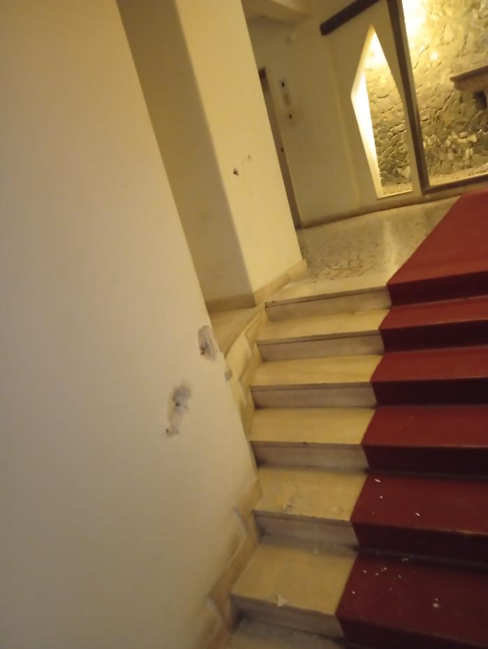 In Corso Italia torna in azione il "ladro di ottone" e questa volta  non si limita ai pomelli