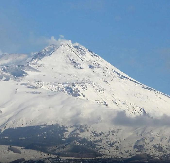 Allerta meteo gialla: timori per Niscemi e le zone colpite dal ciclone Harry, mentre l'Etna &egrave; tutto imbiancato