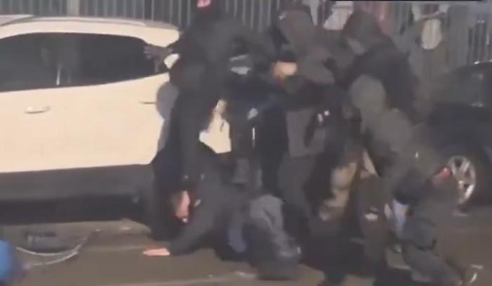 Il video choc a Torino: pedate e martellate al poliziotto aggredito dagli antagonisti