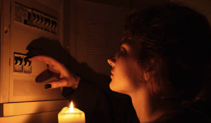 "Non posso curare mia figlia perch&eacute; da quattro giorni siamo senza corrente elettrica"