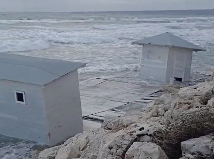 Incredibile a Santa Maria del Focallo (Ispica), il lido galleggia sul mare (video)