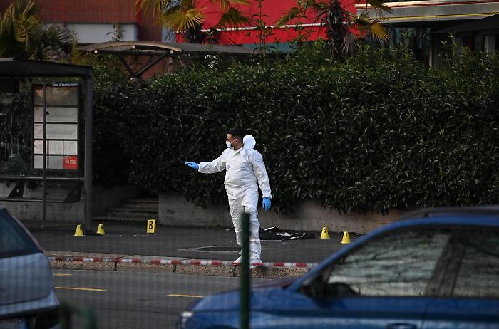 Alta tensione anche a Milano: gli agenti sparano e feriscono un uomo armato