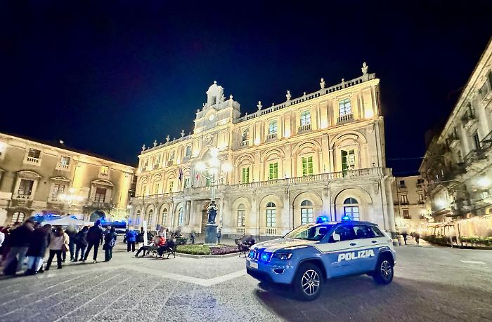 Dispiegamento interforze per un movida sotto controllo: 252 persone identificate e 10 parcheggiatori abusivi sanzionati