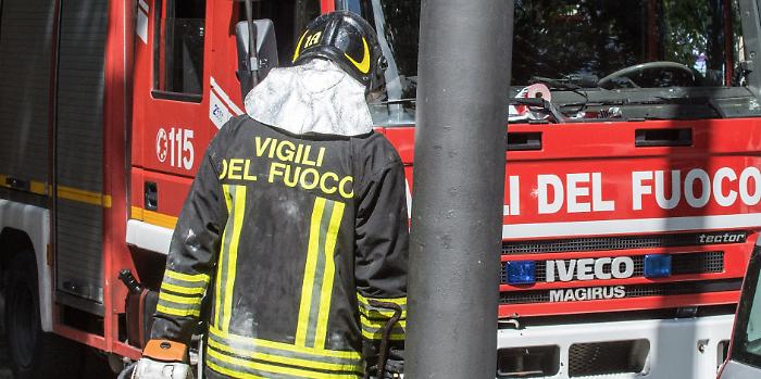 Palermo, brucia la palestra in tensostruttura di via Sampolo