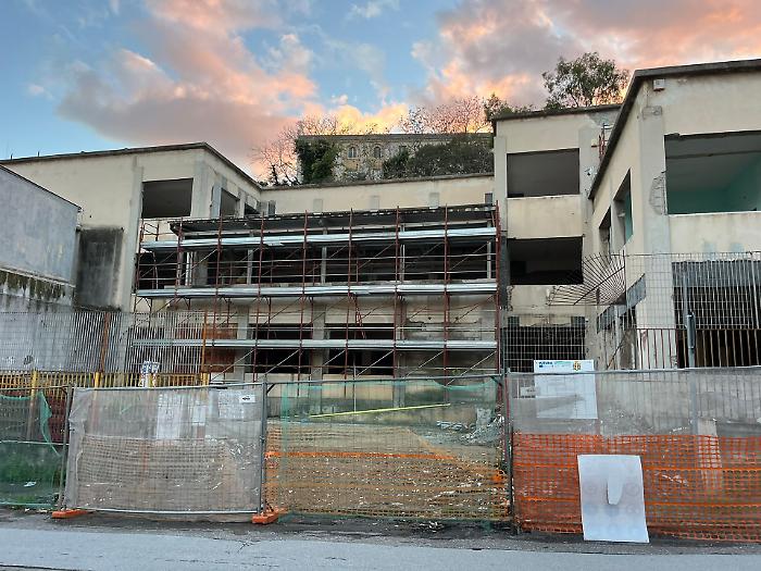 Slittano i lavori per l'ex scuola Ugo Foscolo, attesa di 6 mesi ancora per  l'hub per le politiche sociali