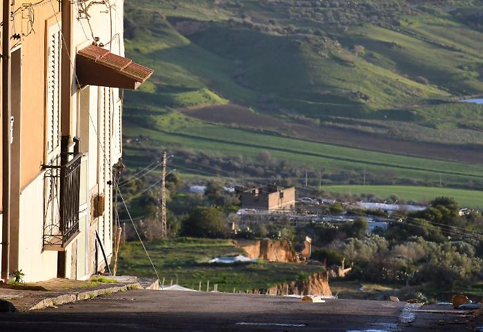 Niscemi, gi&agrave; disponibile il modulo di richiesta danni. Il sindaco si sfoga: &laquo;Ora sono tutti "Niscemologi"&raquo;