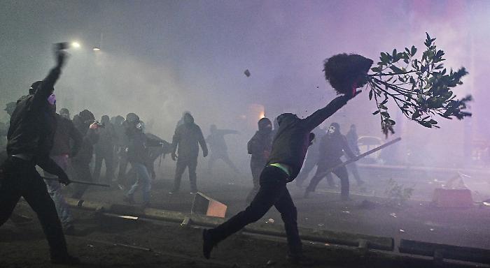Scontri a Torino, arrestato uno dei presunti aggressori del poliziotto violentemente pestato