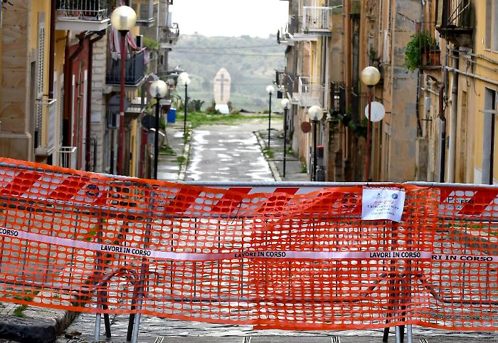 Niscemi, la frana che si muove ma "rallenta" e i soldi promessi da Schifani: come va il monitoraggio e le risposte della politica