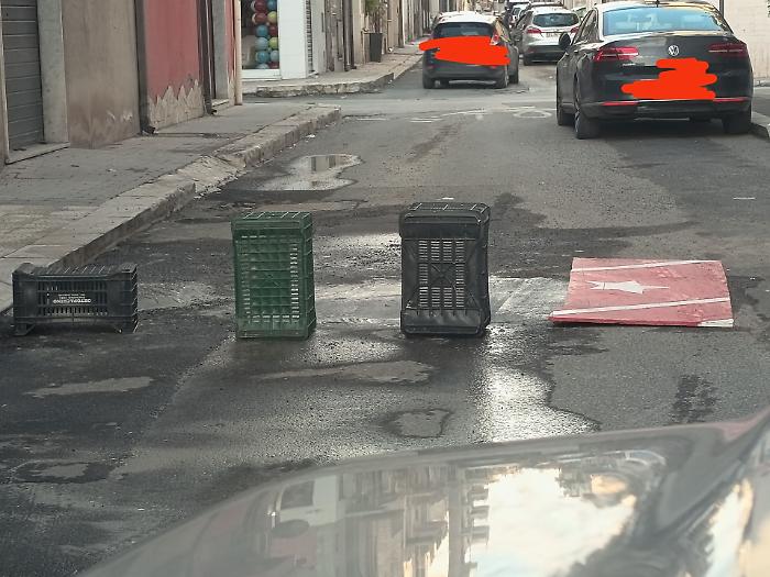 A Vittoria coprono le buche con le cassette dell'ortofrutta