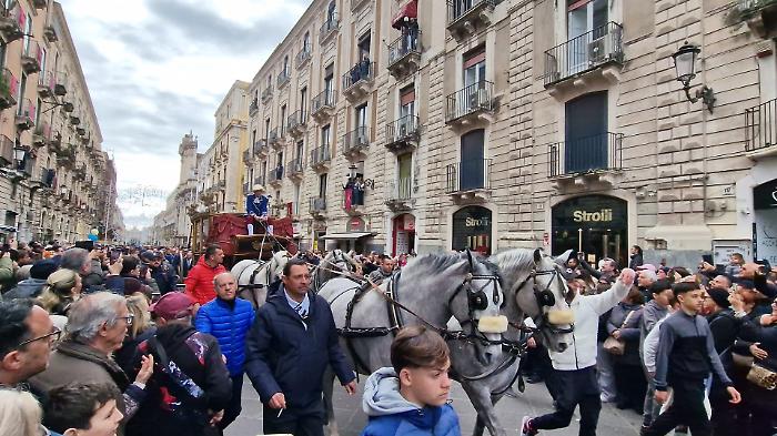 Festa di Sant'Agata: i politici lasciano il posto agli studenti sulla Carrozza del Senato