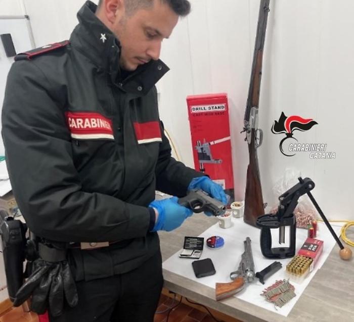 Catania, l'"artigiano" di via Playa che trasformava le armi giocattolo in armi vere