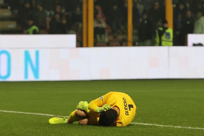 Cremonese-Inter, quel botto che ha zittito lo Zini: Audero a terra, tifoso nerazzurro piantonato in ospedale