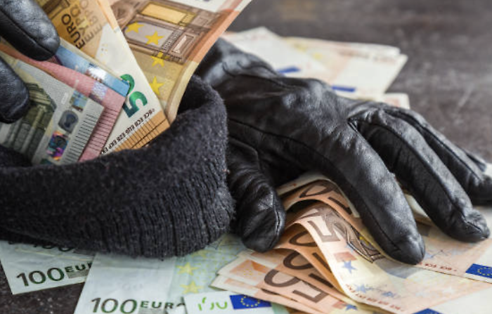 Comiso, chiede di aprire un conto corrente ma era la scusa per una rapina: 43enne ai domiciliari