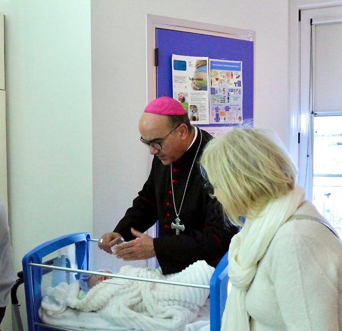 Giornata per la vita, il vescovo benedice neonati e neomamme