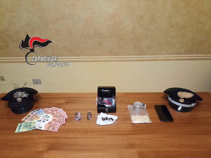 Blitz dei carabinieri a Menfi: il fiuto delle unit&agrave; cinofile incastra un minorenne con 100 grammi di droga