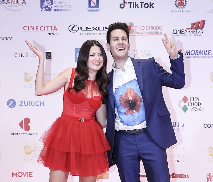 Nozze in scena: Me contro Te celebrano il "s&igrave;" in diretta all'Arena MilanoVuoi altre varianti (pi&ugrave; giornalistiche, pi&ugrave; ironiche o pi&ugrave; sobrie)?