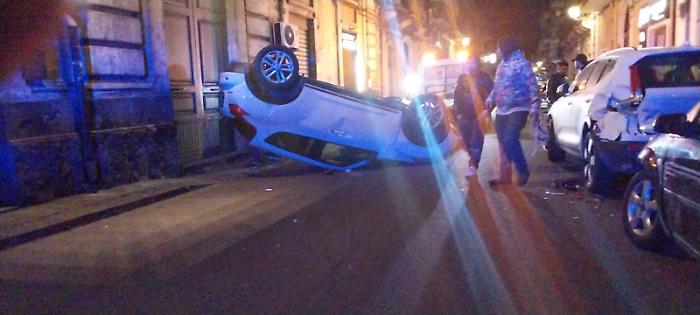 Incidente a Patern&ograve;: Nissan Juke si ribalta, due ragazze portate in ospedale