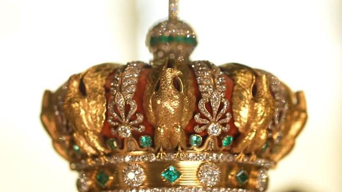 &ldquo;Rimessa in forma, non ricostruita&rdquo;: la corona di Eug&eacute;nie torna al Louvre e diventa il simbolo della sua rinascita