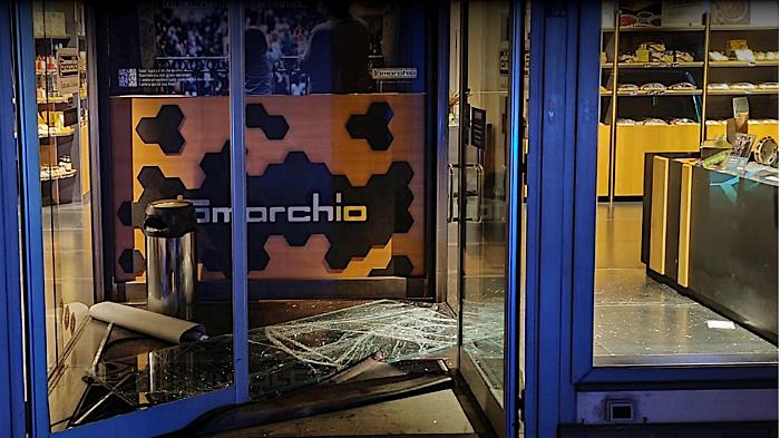 Misterbianco, &ldquo;spaccata&rdquo; all&rsquo;alba alla Tomarchio: tortine e dolci razziati in pochi minuti