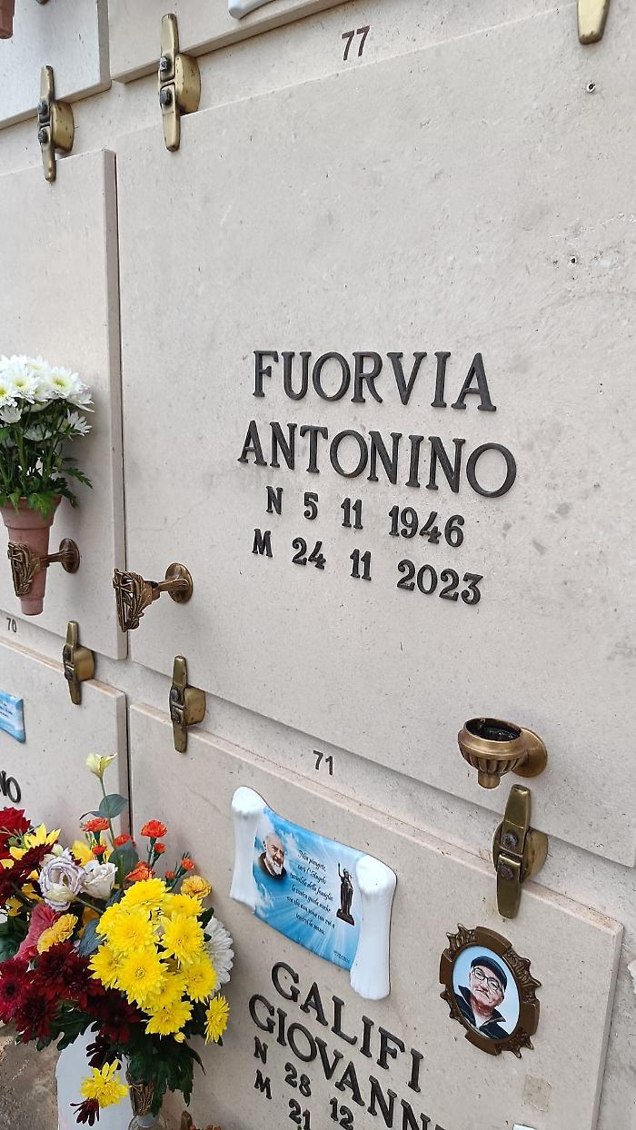 Pozzallo, non c'&egrave; pace neanche per i defunti: i ladri portano via foto, portalampada e portafiori