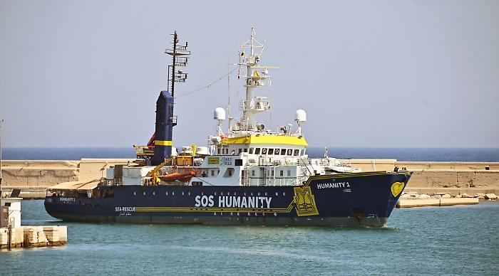 Humanity 1 avvista due corpi in decomposizione nel SAR libico, oltre 30 migranti salvati diretti a Napoli