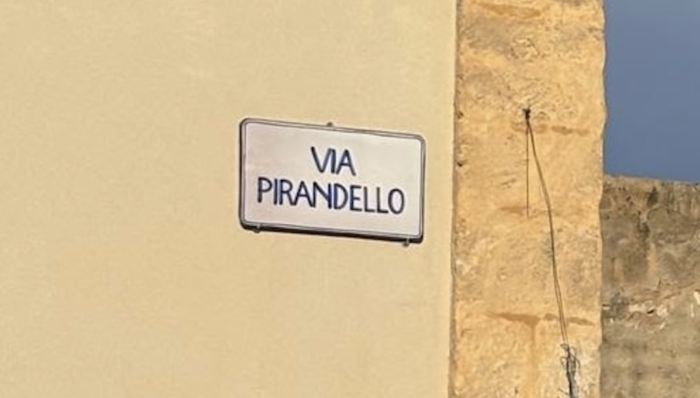 Operazione nostalgia a Scicli, la ceramica vince la plastica