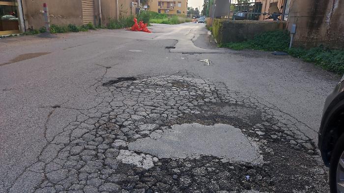 Emergenza buche, il Comune corre ai ripari: "Pronti 2 milioni per le strade, ma le perdite idriche ci frenano"