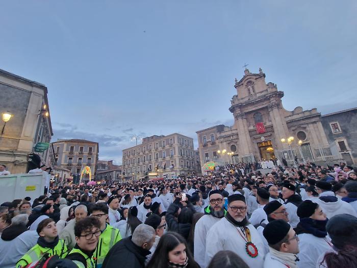 Sant'Agata in processione a Catania: l'attesa per la salita dei Cappuccini
