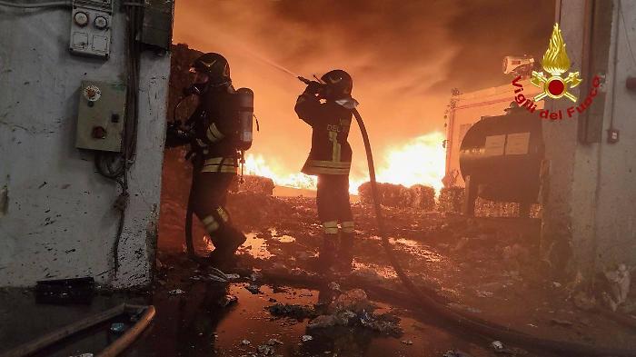 Rogo all'impianto rifiuti di Campofelice di Roccella, fiamme ancora attive dopo tre giorni: attesa per i dati dell'Arpa