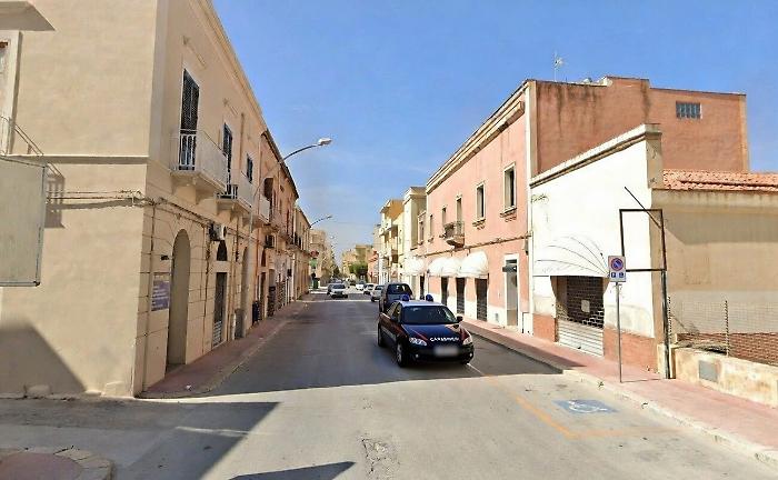 Bonnie e Clyde in salsa marsalese: lei picchia commerciante, lui lo ferisce con una coltellata, caccia alla coppia di balordi 