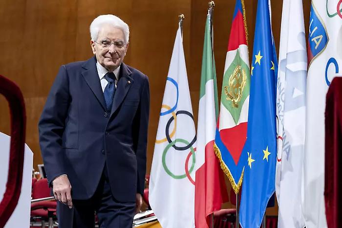 Mattarella al villaggio olimpico di Milano: &laquo;La prima competizione &egrave; con se stessi&raquo;
