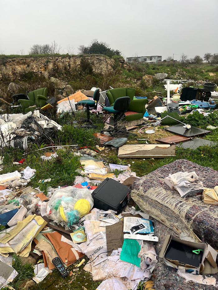 Ragusa, di tutto e di pi&ugrave; nella discarica abusiva in periferia