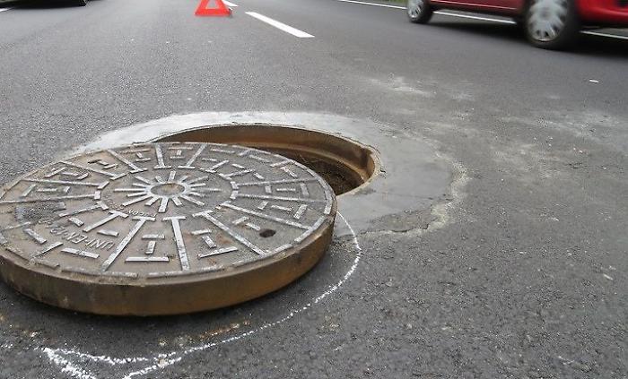 Modica, salta un tombino in via Resistenza Partigiana: ci sono stati momenti di tensione