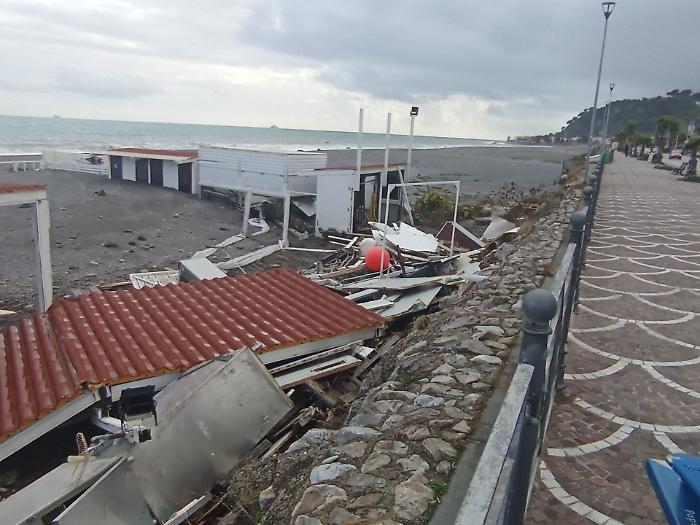 lido distrutto ciclone harry