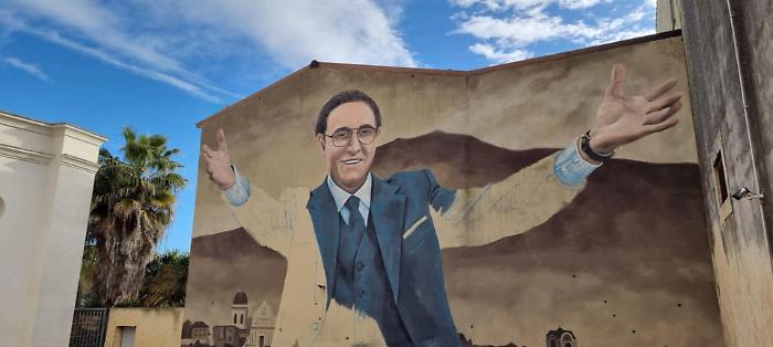 Un volto che torna a casa: a Militello in Val di Catania un murales per l&rsquo;illustre concittadino