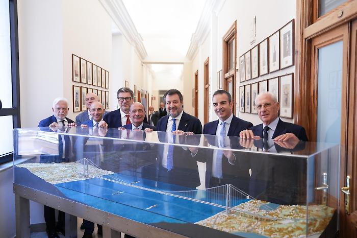 Ponte sullo Stretto, il governo cambia rotta: via il &ldquo;super-commissario&rdquo;, tornano i controlli pieni della Corte dei conti