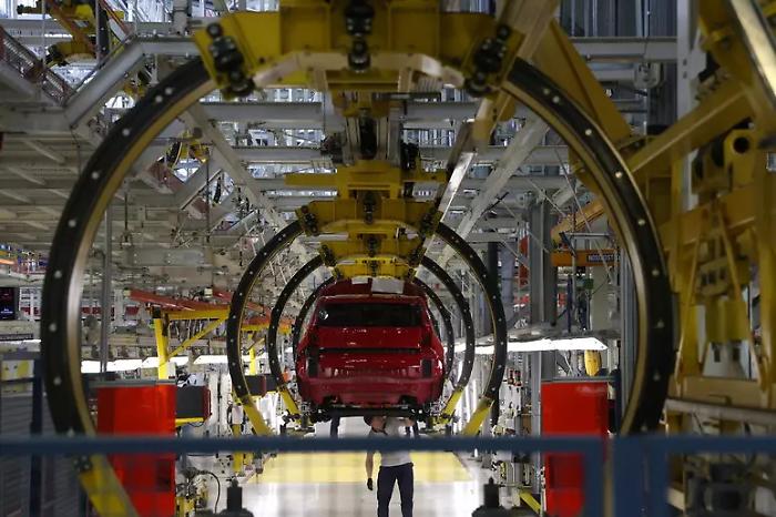 Rivoluzione Stellantis: 22,2 miliardi di oneri per l'elettrico, dividendo sospeso e titolo in picchiata