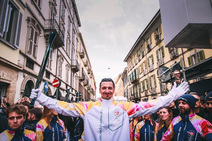 Zlatan Ibrahimovic porta la fiaccola a Milano: &laquo;Che i Giochi abbiano inizio&raquo;, finale in canoa sui Navigli tra proteste