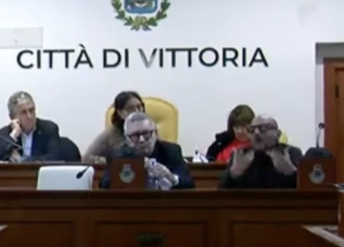 Vittoria, &egrave; bagarre in consiglio comunale: "Lei &egrave; maleducata". "La faccio accompagnare fuori" (video)