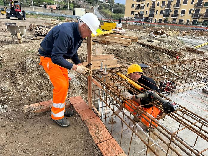 Demolizioni ad Ariella: l'ultima baracca abbattuta, 60 alloggi green in arrivo