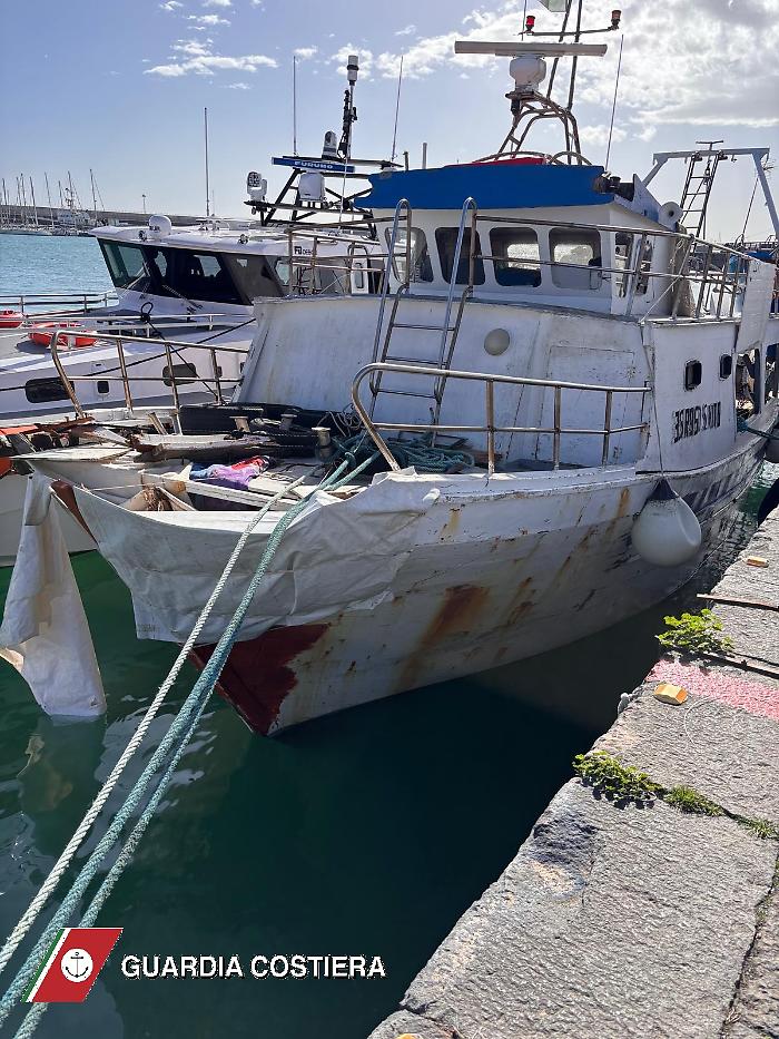 Peschereccio danneggiato dal ciclone Harry rischia di affondare: intervento di soccorso al porto